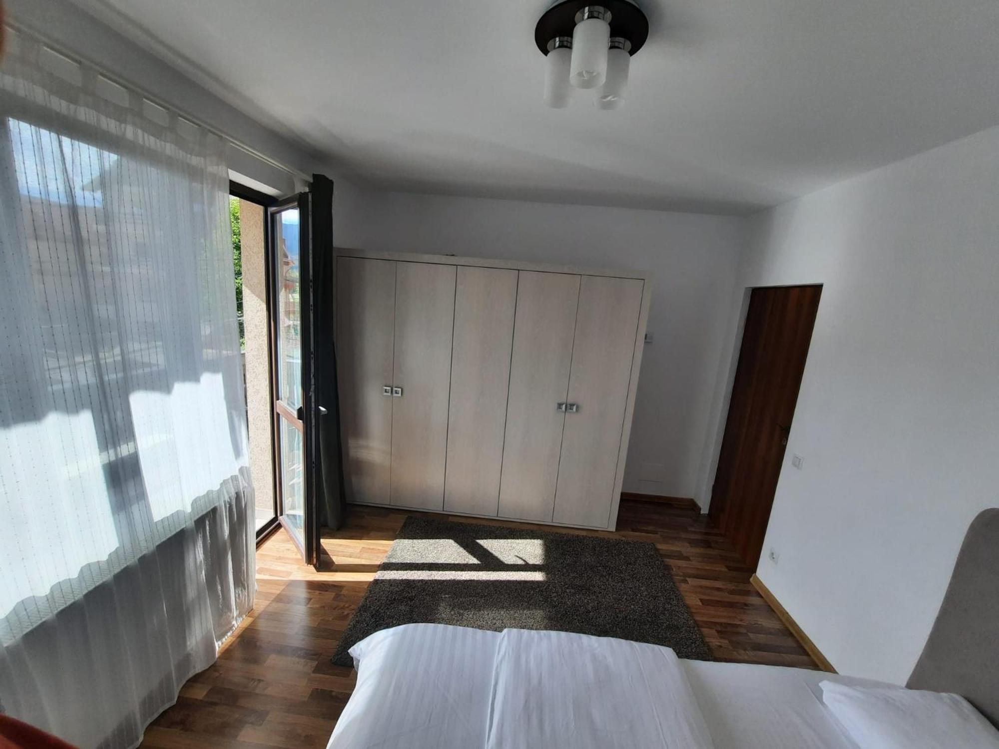 Apartament Delux Busteni Cu Terasa Superba In Bloc Nou Buitenkant foto