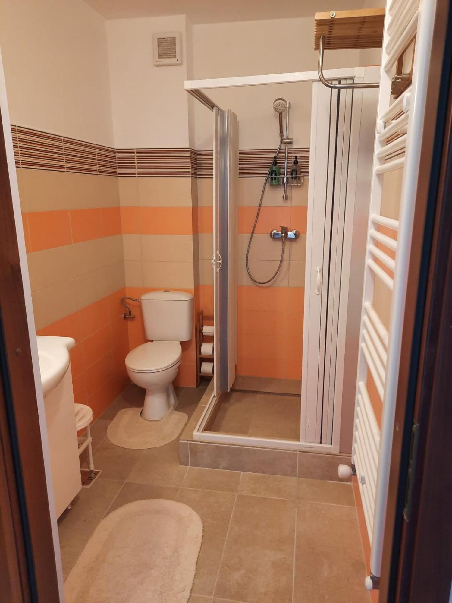 Apartament Delux Busteni Cu Terasa Superba In Bloc Nou Buitenkant foto
