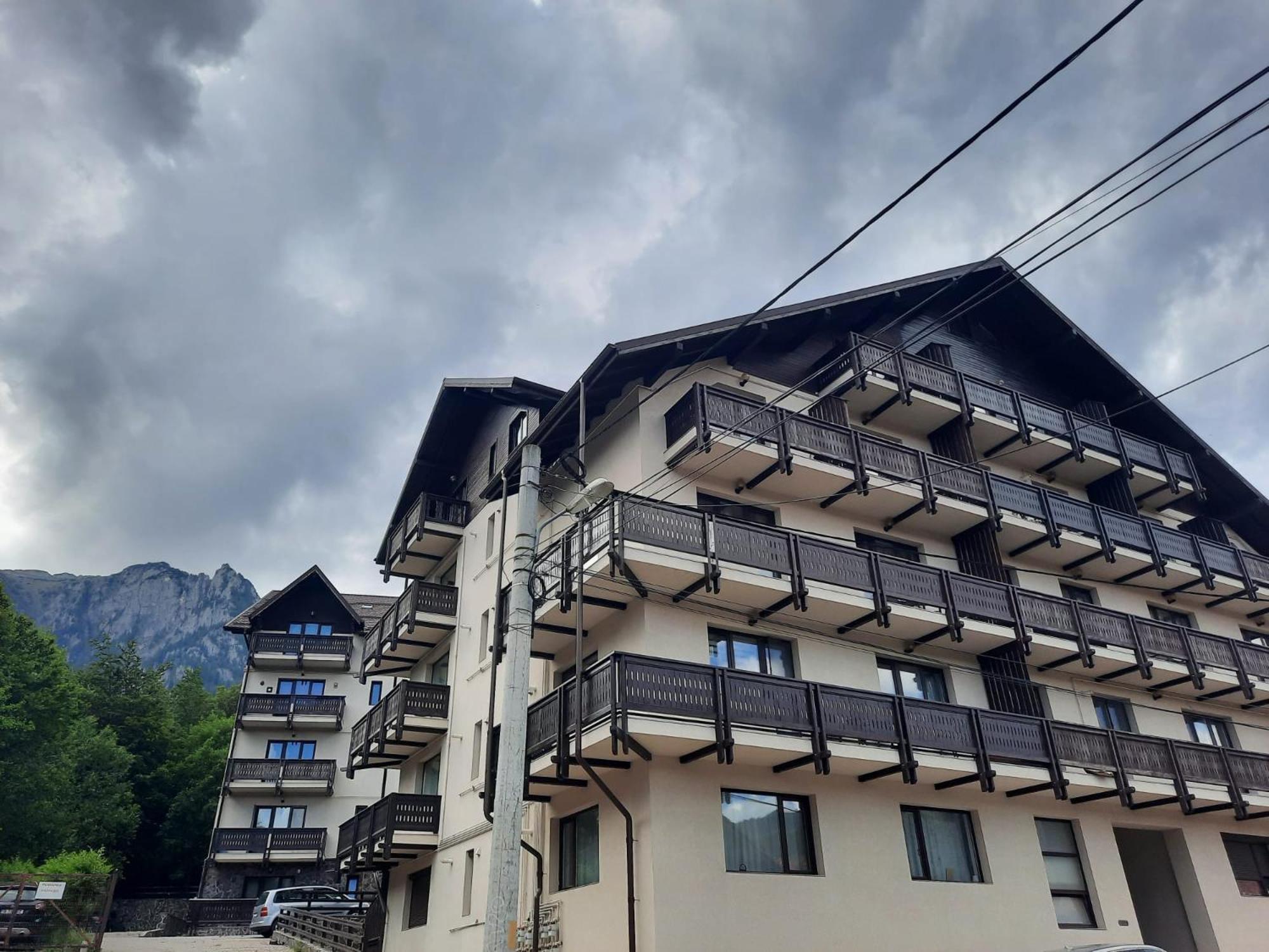 Apartament Delux Busteni Cu Terasa Superba In Bloc Nou Buitenkant foto